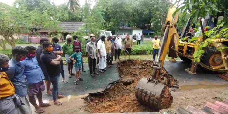 ഇറിഗേഷൻ കനാൽ ഭിത്തി ഇടിഞ്ഞുണ്ടായ ഗർത്തം: വലിയ അപകടം ഒഴിവായി.