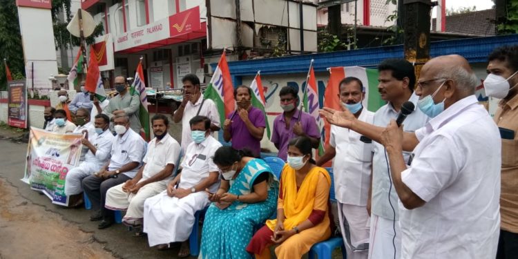 ഐ.എൻ.ടി.യു.സി.പോസ്റ്റോഫീസ് ധർണ്ണ നടത്തി.