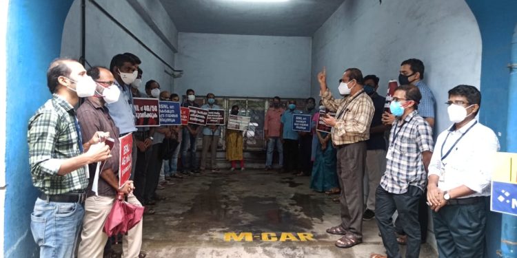 കേന്ദ്ര സർകാർ നയം തിരുത്തുക :  BSNL ജീവനക്കാർ നിൽപ്പുസമരം   നടത്തി.