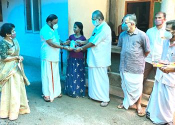 ഗാന്ധിദർശൻ വേദി സ്മാർട്ട് ഫോണും പഠനോപകരണങ്ങളും നല്കി.