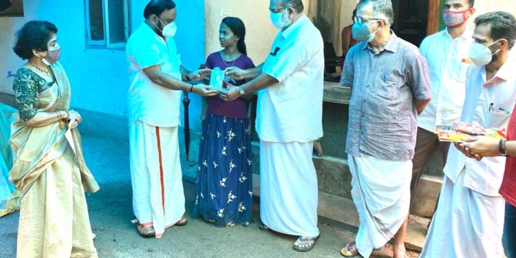 ഗാന്ധിദർശൻ വേദി സ്മാർട്ട് ഫോണും പഠനോപകരണങ്ങളും നല്കി.