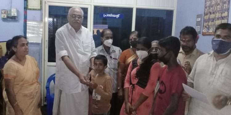 പഠനത്തിന്  ഫോൺ വാങ്ങുന്നതിന്  പല്ലശ്ശന റൂറൽ ക്രെഡിറ്റ്  കോ-ഓപ്പറേറ്റീവ് സൊസൈറ്റിയുടെ വായ്പാ വിതരണം