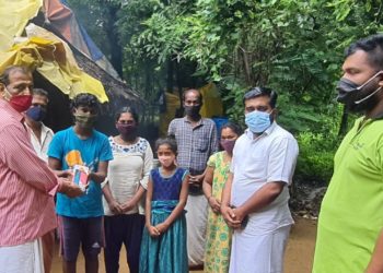 സഹായ ഹസ്തവുമായി ക്ഷേത്രജീവനക്കാരൻ ശശിധരൻ പിഷാരടി.