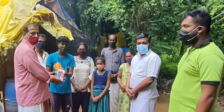 സഹായ ഹസ്തവുമായി ക്ഷേത്രജീവനക്കാരൻ ശശിധരൻ പിഷാരടി.