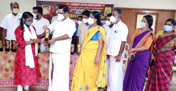 സമ്പൂർണ്ണ A+ നേടിയ മുഴുവൻ വിദ്യാർത്ഥികളെയും പഞ്ചായത്ത് അനുമോദിച്ചു
