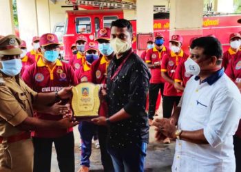 യൂണിഫോം വിതരണ ചടങ്ങിൽവെച്ച്, സ്നേഹോപഹാരത്തോടെ യാത്രയയപ്പു നൽകി