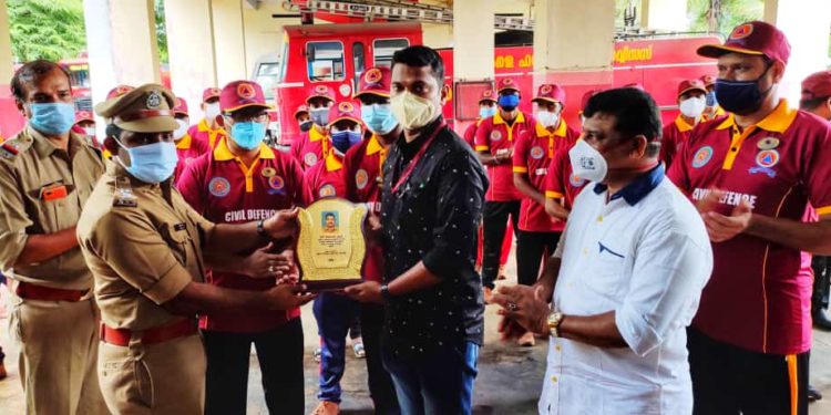 യൂണിഫോം വിതരണ ചടങ്ങിൽവെച്ച്, സ്നേഹോപഹാരത്തോടെ യാത്രയയപ്പു നൽകി