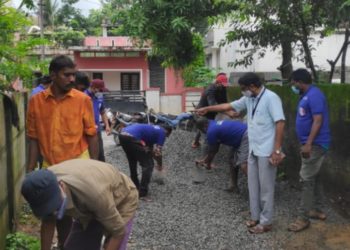 യാത്രാ ദുരിതത്തിന് പരിഹാരമായി കൗൺസിലറുടെ നേതൃത്വത്തിൽ താല്ക്കാലിക റോഡ് നിർമ്മാണം
