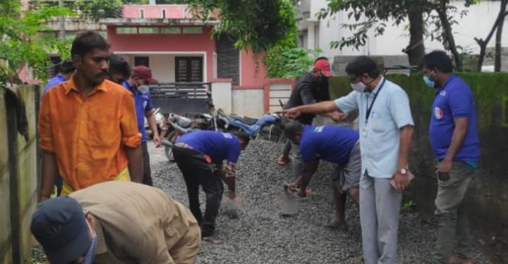 യാത്രാ ദുരിതത്തിന് പരിഹാരമായി കൗൺസിലറുടെ നേതൃത്വത്തിൽ താല്ക്കാലിക റോഡ് നിർമ്മാണം