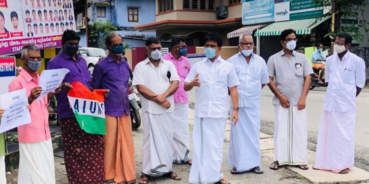 പെട്രോൾ-ഡീസൽ-പാചരവാതക വില വർദ്ധനവിനെതിരെ നിൽപ്പ് സമരം നടത്തി