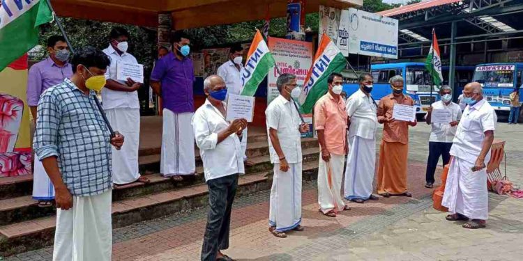 ഇന്ധന വില വർദ്ധനവിൽ പ്രതിഷേധിച്ച് ഐ.എൻ.ടി.യു.സി നിൽപ്പു സമരം സംഘടിപ്പിച്ചു.