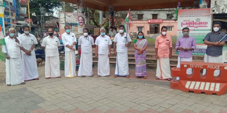 വിദ്യാഭ്യാസമന്ത്രി  രാജിവയ്ക്കണമെന്നാവശ്യപ്പെട്ട്  പ്രതിഷേധ സമരം നടത്തി.