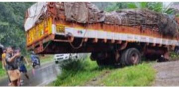 പോ​ത്തു​ക​ളു​മാ​യി വ​ന്ന ലോ​റി മ​റി​ഞ്ഞു, ര​ണ്ടു പോ​ത്തു​ക​ൾ ച​ത്തു.