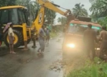 കല്ലടിക്കോട്   ടിപ്പർ ലോറി നിയന്ത്രണം വിട്ട് അപകടം