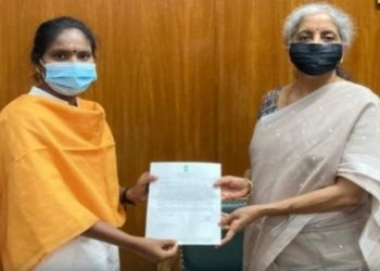 എം.പി രമ്യ ഹരിദാസ് കേന്ദ്ര ധനകാര്യമന്ത്രി നിർമല സീതാരാമന് നിവേദനം നൽകി