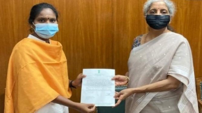 എം.പി രമ്യ ഹരിദാസ് കേന്ദ്ര ധനകാര്യമന്ത്രി നിർമല സീതാരാമന് നിവേദനം നൽകി