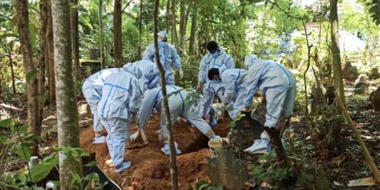 കൊറോണ രോഗിയുടെ മൃതദ്ദേഹം സംസ്കരിച്ച് പോപുലർ ഫ്രണ്ട്, എസ്‌ഡിപിഐ, ഐഎസ്എഫ് പ്രവർത്തകർ