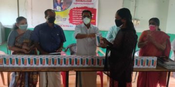 കുട്ടികൾക്കുള്ള സ്മാർട്ട്ഫോൺ വിതരണം ചെയ്തു