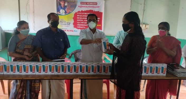 കുട്ടികൾക്കുള്ള സ്മാർട്ട്ഫോൺ വിതരണം ചെയ്തു