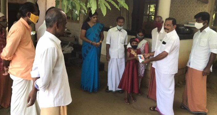 സ്മാർട്ട് ഫോൺ വിതരണം നടത്തി.