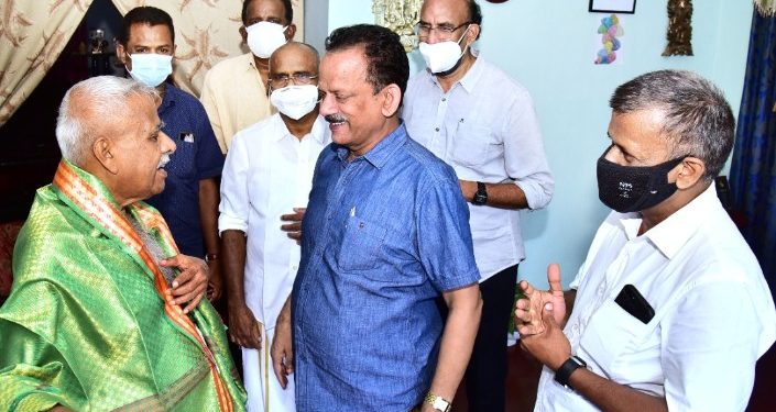 കെ എ ചന്ദ്രന് എൺപതാം പിറന്നാളിന് ആശംസകളർപ്പിച്ച് KVVES