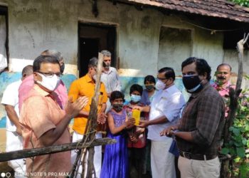 മൊബൈൽ ഫോണുകൾ നൽകി
