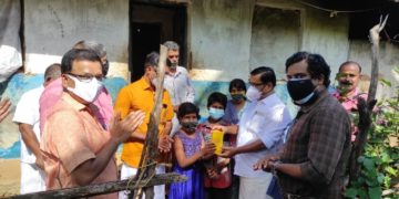 മൊബൈൽ ഫോണുകൾ നൽകി