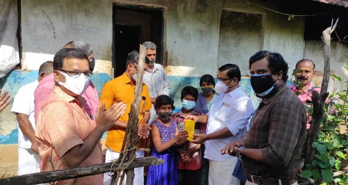 മൊബൈൽ ഫോണുകൾ നൽകി