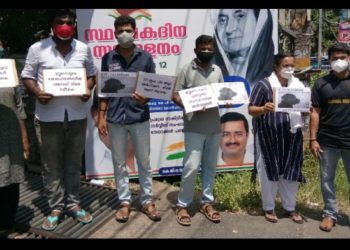 മൃഗ സ്നേഹികൾ സിവിൽ സ്റ്റേഷനു മുമ്പിൽ  പ്രതിഷേധിച്ചു