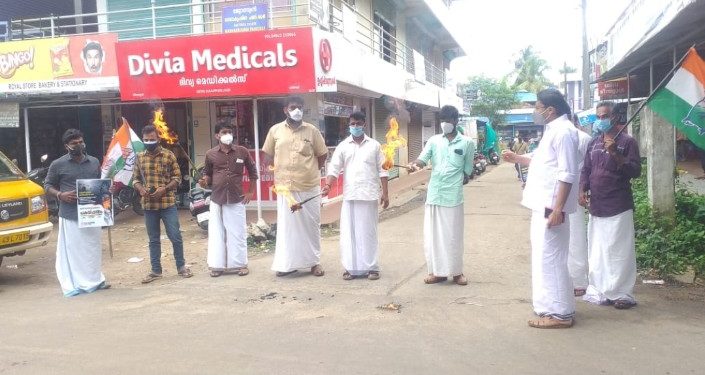 പകൽ പന്തം കത്തിച്ച് പ്രതിഷേധിച്ചു