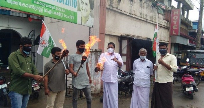 കൊടുവായുർ യൂത്ത് കോൺഗ്രസ് പകൽ പന്തം പരിപാടി സംഘടിപ്പിച്ചു