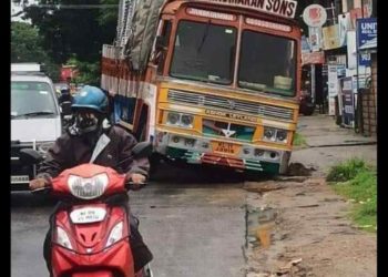 ചരക്ക് ലോറി റോഡിൽ താഴ്ന്നിറങ്ങി