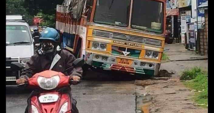 ചരക്ക് ലോറി റോഡിൽ താഴ്ന്നിറങ്ങി