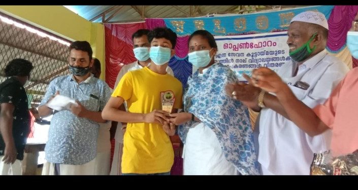 ഓപ്പൺ ഫോറം സേവന കൂട്ടായ്മ പഠനോപകരണങ്ങൾ നൽകി.