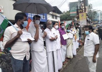 പെട്രോൾ വില വർധനവിനെതിരെ  കോൺഗ്രസ്  ഒറ്റപ്പാലം സ്റ്റേറ്റ് ബാങ്കിന്റെ മുന്നിൽ നിൽപ്പ് സമരം നടത്തി