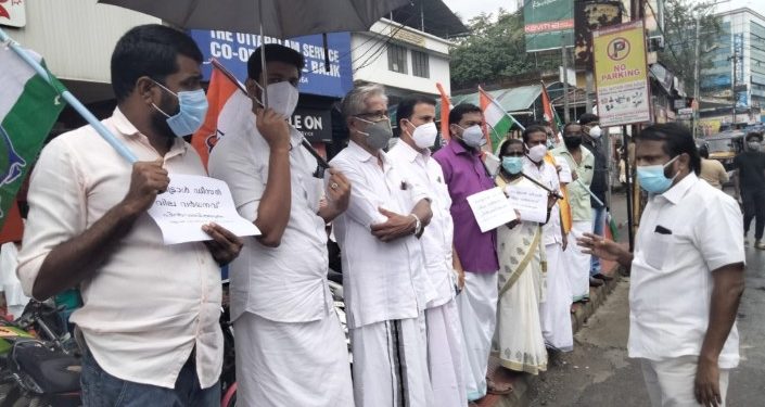 പെട്രോൾ വില വർധനവിനെതിരെ  കോൺഗ്രസ്  ഒറ്റപ്പാലം സ്റ്റേറ്റ് ബാങ്കിന്റെ മുന്നിൽ നിൽപ്പ് സമരം നടത്തി