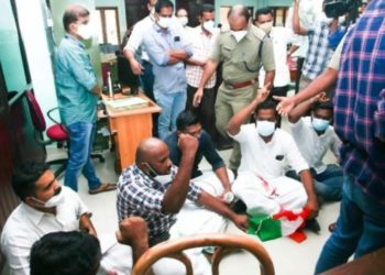 പാലക്കാട്‌ ഡി എം ഓ ഓഫീസ് യൂത്ത്കോൺഗ്രസ്‌ ഉപരോധിച്ചു.