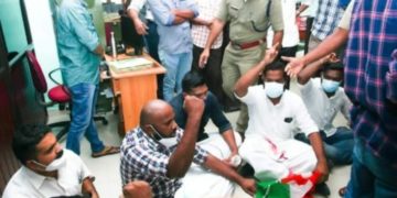 പാലക്കാട്‌ ഡി എം ഓ ഓഫീസ് യൂത്ത്കോൺഗ്രസ്‌ ഉപരോധിച്ചു.