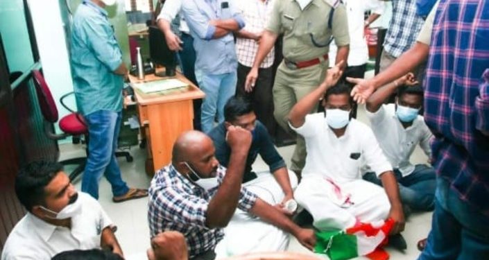പാലക്കാട്‌ ഡി എം ഓ ഓഫീസ് യൂത്ത്കോൺഗ്രസ്‌ ഉപരോധിച്ചു.