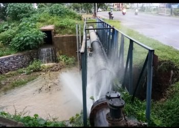 വാട്ടർ അതോറട്ടി പൈപ്പിൽ നിന്നും ലീക്കായി  ശുദ്ധജലം പോകുന്നു