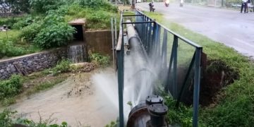 വാട്ടർ അതോറട്ടി പൈപ്പിൽ നിന്നും ലീക്കായി  ശുദ്ധജലം പോകുന്നു