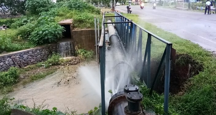 വാട്ടർ അതോറട്ടി പൈപ്പിൽ നിന്നും ലീക്കായി  ശുദ്ധജലം പോകുന്നു