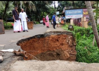 സത്രംകാവ് പുഴപ്പാലത്തിൽ വൻ ഗർത്തം.കോണിക്കഴി പുലാപ്പറ്റ വഴിയുള്ള ഗതാഗതത്തിന്  നിയന്ത്രണം 