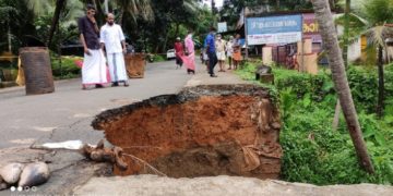 സത്രംകാവ് പുഴപ്പാലത്തിൽ വൻ ഗർത്തം.കോണിക്കഴി പുലാപ്പറ്റ വഴിയുള്ള ഗതാഗതത്തിന്  നിയന്ത്രണം 