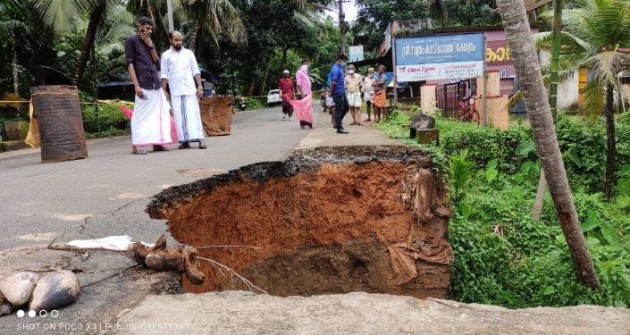 സത്രംകാവ് പുഴപ്പാലത്തിൽ വൻ ഗർത്തം.കോണിക്കഴി പുലാപ്പറ്റ വഴിയുള്ള ഗതാഗതത്തിന് നിയന്ത്രണം