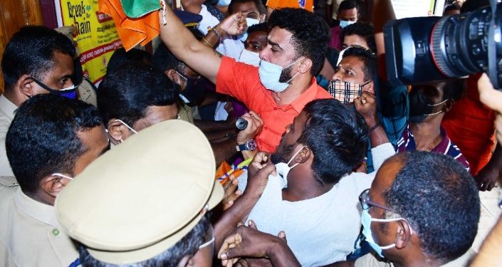 പത്ത് ലക്ഷം ഡോസ് വാക്സിൻ കേരളം വിനിയോഗിക്കാത്തതിൽ പ്രതിഷേധിച്ച്  യുവമോർച്ച