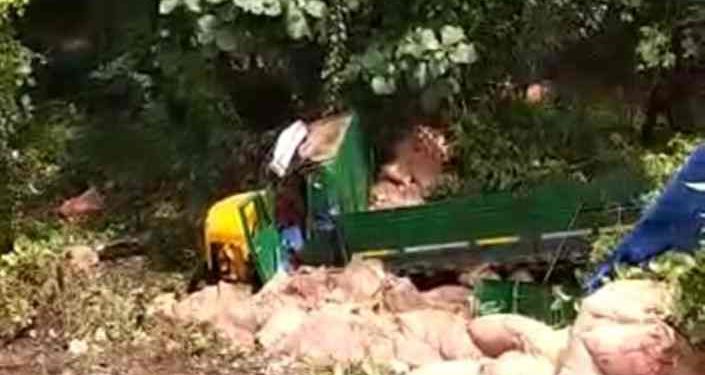 നൊട്ടമലയിൽ ചരക്ക് ലോറി താഴേക്ക് പതിച്ചു