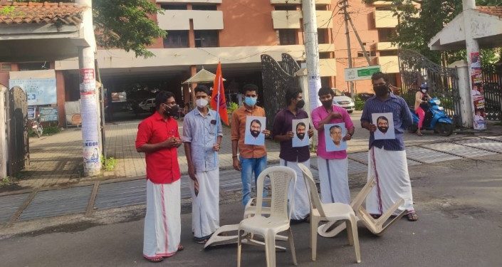 വിദ്യാഭ്യാസ മന്ത്രി  രാജിവെക്കണമെന്നാവശ്യപ്പെട്ട് എബിവിപി കസേരകളി പ്രതിഷേധം