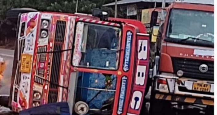 ദേശീയ പാത  ചിറക്കൽപടിയിൽ ലോറി മറിഞ്ഞു