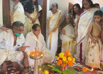 ഓണമുണ്ണാൻ ശശി തരൂർ  എലവഞ്ചേരി മുണ്ടാരത്ത് തറവാട്ടിൽ